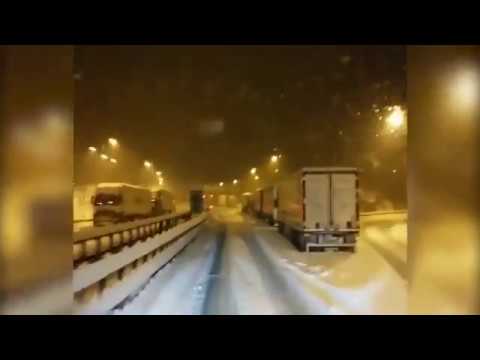 Maltempo Alto Adige, autostrada Brennero chiusa per neve  la lunga coda e i tir bloccati