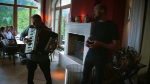 Schloss Elmau:Tim Mälzer & Max Mutzke im kreativen Duett