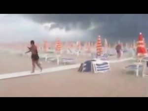 Tortoreto Lido (TE) - Tempesta si abbatte sulla spiaggia, bagnanti in fuga (10.07.19)