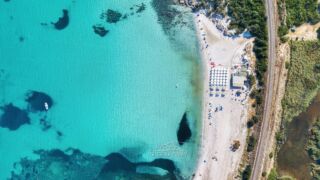 Cala Sabina - Golfo Aranci - Drone video Hotel Resort & SPA Baia Caddinas, Statt 896 € jetzt 881 €- 9 Tage Golfo Aranci / Sardinien im 4* Hotel Resort & SPA Baia Caddinas inkl. Halbpension, Transfer und Flug