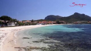 Spiaggia Golfo Aranci - Olbia - Sardinien.de Hotel Resort & SPA Baia Caddinas, Statt 896 € jetzt 881 €- 9 Tage Golfo Aranci / Sardinien im 4* Hotel Resort & SPA Baia Caddinas inkl. Halbpension, Transfer und Flug