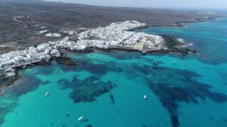 Fishing village / Pueblo de pescadores - Lanzarote Dronevideo 4K Relax Secrets Lanzarote Resort, ab 1.348 € – 7 Tage Puerto Calero / Insel Lanzarote im 5* Secrets Lanzarote Resort & Spa ( Neueröffnung 2020 ) inkl. All Inclusive, Transfer & Flügen