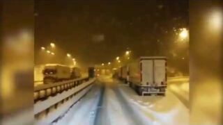 Maltempo Alto Adige, autostrada Brennero chiusa per neve la lunga coda e i tir bloccati , Chaos auf der Autobahn A22 Brennerautobahn in Südtirol