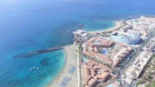 Drone footage of Los Cristianos,Tenerife. Hotel Riu Arecas, ab 838 € – 7 Tage Costa Adeje / Teneriffa im 4* Hotel Riu Arecas inkl. Halbpension, Infinity Pool, Transfer & Flug