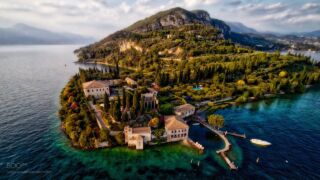 Punta San Vigilio - Lago di Garda, Italy sunset drone flight (Yuneek Q500 4k) Le Torri Del Garda Familfy Resort, ab 514 € – 7 Tage Familienurlaub am Gardasee im 4* Le Torri Del Garda Familfy Resort inkl. Halbpension