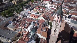 Meran aus der Luft - Merano dall'alto Wellnesshotel Prokulus, ab 1266,50 € – 7 Tage Wellnessurlaub in Naturns / Südtirol im 4,5* Familien & Wellnesshotel Prokulus inkl. Frühstück, 8.000 m² großen SPA & Kinderbetreuung