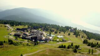 Das Mountain Resort Feuerberg aus der Vogelperspektive Mountain Resort Feuerberg, ab 799 € – 5 Tage Bodensdorf / Ossiacher See im 4 * Mountain Resort Feuerberg inkl. Halbpension & Infinitypool