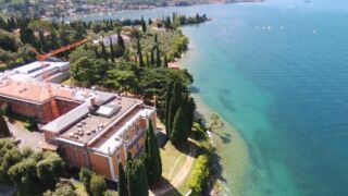 GARDASEE MALCESINE LAGO DI GARDA FLY OVER DRONE Villa Cordevigo, ab 1103 € – 7 Tage Cavaion Veronese nahe Gardasee im 5* Villa Cordevigo Wine Relais inkl. Frühstück & Deluxezimmer