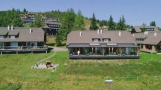 Mountain Resort Feuerberg: 14 romantisch-komfortable Chalets Mountain Resort Feuerberg, ab 799 € – 5 Tage Bodensdorf / Ossiacher See im 4 * Mountain Resort Feuerberg inkl. Halbpension & Infinitypool