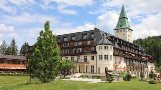 LuxSPOTS I Schloss Elmau: Kulinarik, Kultur und Yoga am Fuße des Wettersteingebirges Schloss Elmau, ab 701 € – 2, 3 oder 7 Tage Krün / Bayern in der 5* Schloss Elmau – Luxury Spa & Cultural Hideaway inkl. Frühstück