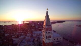 Venice, Sunrise on Piazza San Marco Aerial Tour (4K Footage) Liassidi Wellness Suites, ab 245 € statt ab 435 € – 2,3 oder 7 Tage Romantikurlaub in Venedig im 4 * Liassidi Wellness Suites inkl. Frühstück