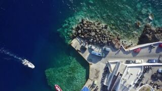 Santorini Drone - August 2017 Istoria Hotel, jetzt ab 1470 € statt ab 1.519 € – 7 Tage Insel Santorin / Griechenland in der 12 Zimmer Anlage 5* Istoria Hotel ( Neueröffnung 2019 ) inkl. Frühstück, Transfer und Flug