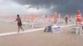 Tortoreto Lido (TE) - Tempesta si abbatte sulla spiaggia, bagnanti in fuga (10.07.19) Unwetter Adria, Heftige Unwetter wüten entlang der Adriaküste