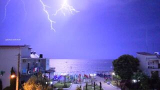 LIGHTNING captured striking the SEA in HD! Unwetter Chalkidiki, Heftige Unwetter wüten über der griechischen Halbinsel Chalkidiki – 6 Tote