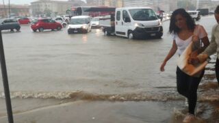 La stazione di Pescara completamente allagata Unwetter Adria, Heftige Unwetter wüten entlang der Adriaküste
