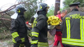 MILANO MARITTIMA: Tromba d’aria devasta la pineta, una donna schiacciata da un albero | VIDEO Unwetter Adria, Heftige Unwetter wüten entlang der Adriaküste