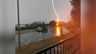 Numana, ecco il fulmine che si abbatte sulla spiaggia Unwetter Adria, Heftige Unwetter wüten entlang der Adriaküste