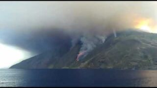 Nuova forte esplosione sullo Stromboli , Eine weitere Explosion am Vulkan Stromboli auf den Liparischen Inseln