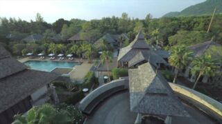 Layana Resort & Spa Aerial Video Layana Resort & Spa, ab 1.577 € – 14 Tage Erholungsurlaub in Ko Lanta / Thailand ins 5* Layana Resort & Spa inkl. Frühstück, Transfer und Flug