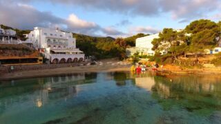 Portinatx Ibiza from the air 4K Grupotel Ibiza Beach Resort, ab 257 € – 7 oder 14 Tage Portinatx / Ibiza im 4* Grupotel Ibiza Beach Resort inkl. Frühstück, Transfer & Flügen