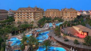 Royal Dragon Hotel Royal Dragon Hotel, ab 645 € – 7 oder 14 Tage Side / Türkei im 5* Royal Dragon Hotel inkl. All Inclusive, Aquapark mit Rutschen, Transfer & Flügen